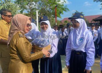 3.250 Pelajar SMP Akhirnya Terima Paket Seragam Gratis