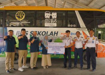 Dukung Peningkatan Layanan Pendidikan, Pupuk Kaltim Salurkan Fasilitas IoT untuk Bus Sekolah di Bontang