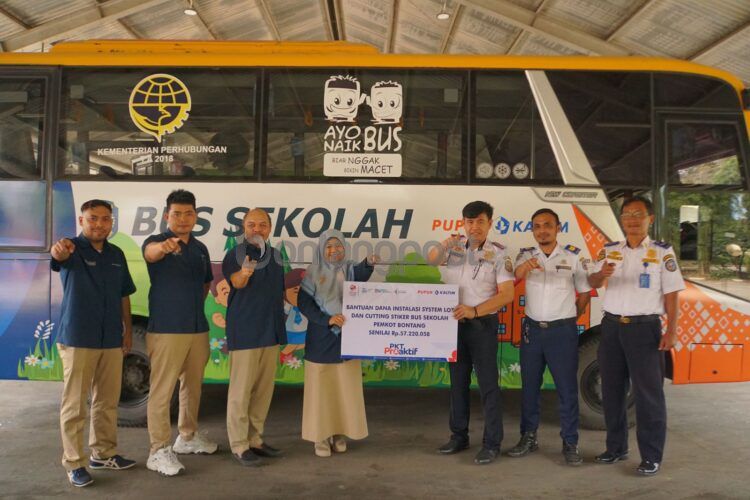 Pupuk Kaltim beri bantuan instalasi sistem berbasis Internet of Things (IoT) dan cutting stiker untuk bus sekolah