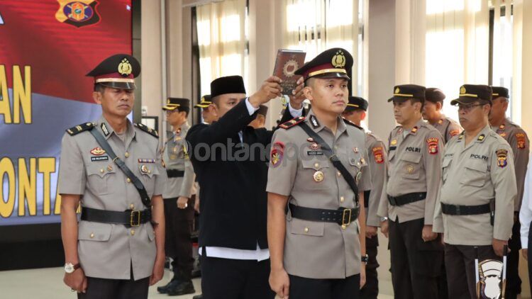 Kasat Polairud Polres Bontang (kanan) yang baru resmi dilantik