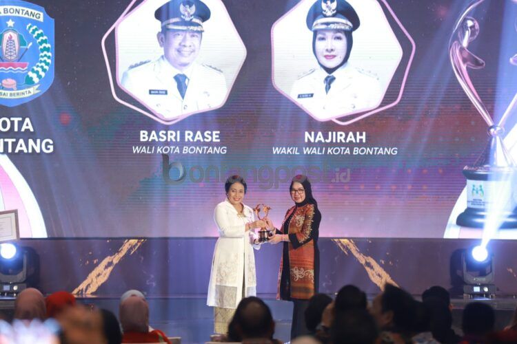 Wawali Najirah beberapa waktu lalu menerima penghargaan untuk Bontang sebagai Kota Layak Anak kategori Nindya