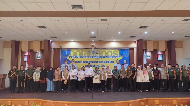 Wali Kota Bontang Basri Rase (tengah baju putih) melantik pengurus LK3 Bontang yang baru