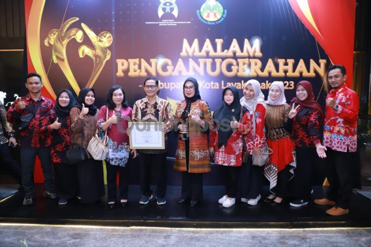 Wawali Najirah didampingi Kepala DPPKB Bontang menerima penghargaan Kota Layak Anak