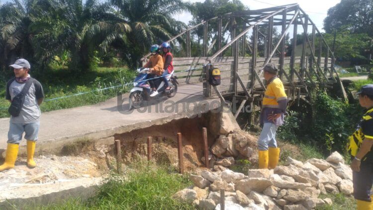 Perbaikan jembatan di Gunung Telihan tepatnya dekat SMK Nusantara mulai dikerjakan (Jelita/bontangpost.id)