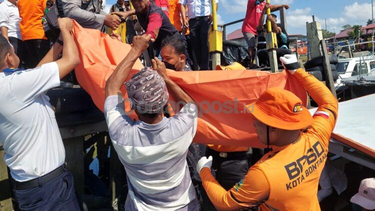 Mayat pria di Tanjung Laut Indah ditemukan di atas kapal (Lutfi/bontangpost.id)
