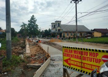 Perbaikan Parit dan Turap Rampung, Jalan Damai Mulai Dicor
