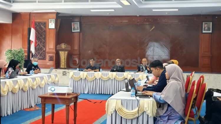 Wakil Wali Kota Bontang Najirah memimpin forum diskusi penurunan stunting di Auditorium Tiga Dimensi (Lutfi/bontangpost)