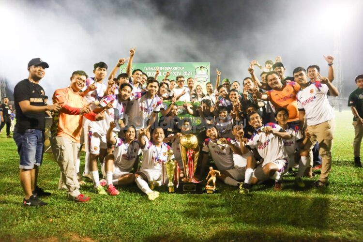 Wali Kota Bontang Basri Rase menyerahkan piala kepada Bhayangkara FC sebagai pemenang Wali Kota Cup 2023 (Lutfi/bontangpost)