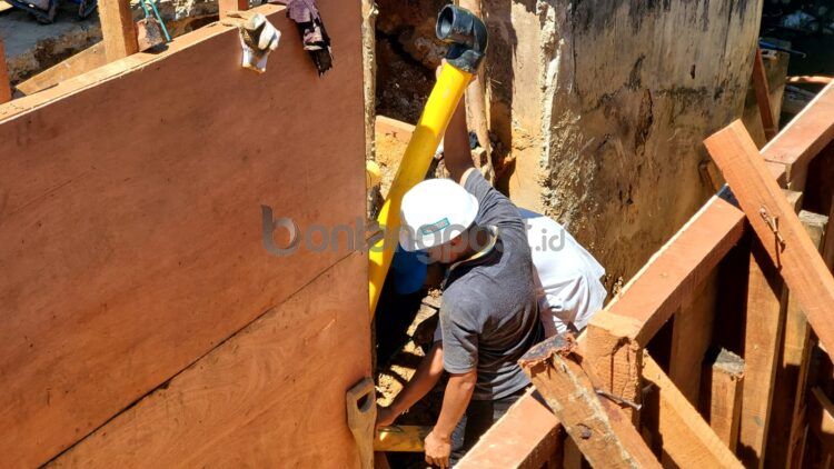 Petugas tengah memperbaiki jaringan gas alam yang mengalami kebocoran di Jalan Ahmad Yani (Lutfi/bontangpost.id)