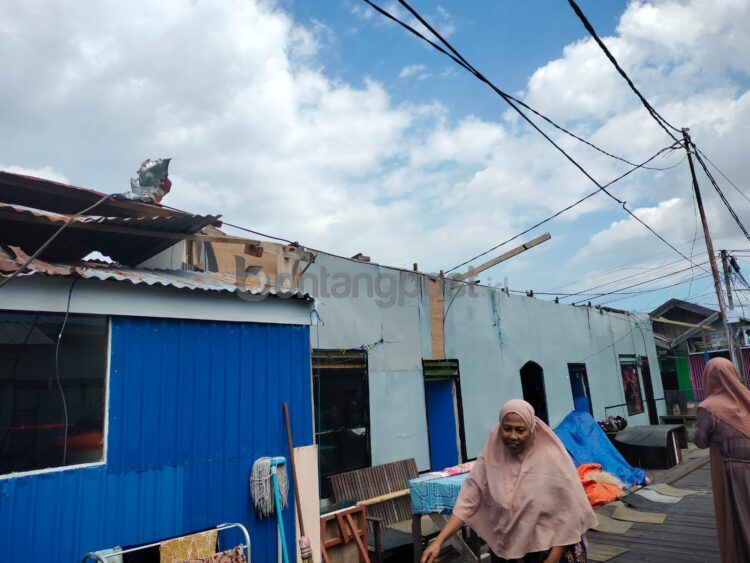 12 KK yang terdampak angin puting beliung di Selambai mulai terima bantuan (Jelita/bontangpost.id)