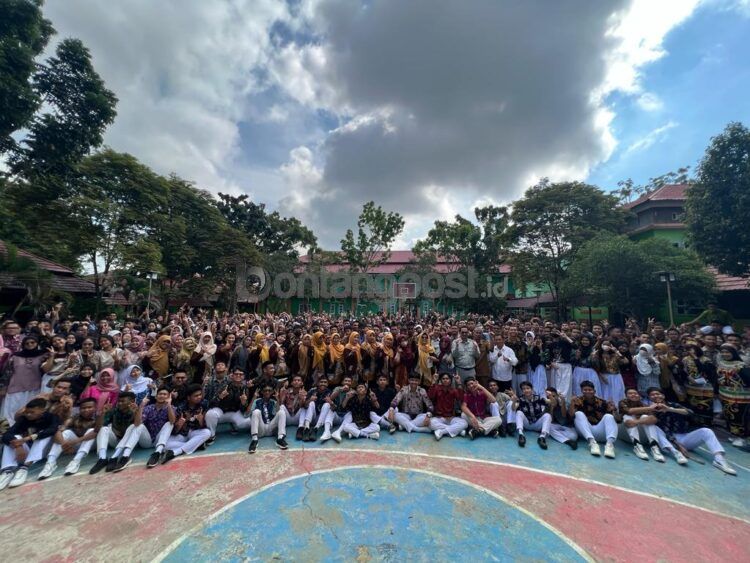 Foto bersama seluruh siswa-siswi SMAN 2 Bontang. (Ist)