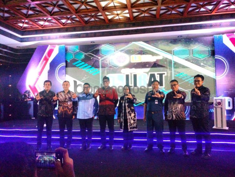 Wali Kota dan Wakil Wali Kota Bontang menghadiri penandatanganan pakta integritas dan Go Live aplikasi LIBAT di Hotel Equator (Jelita/bontangpost.id)