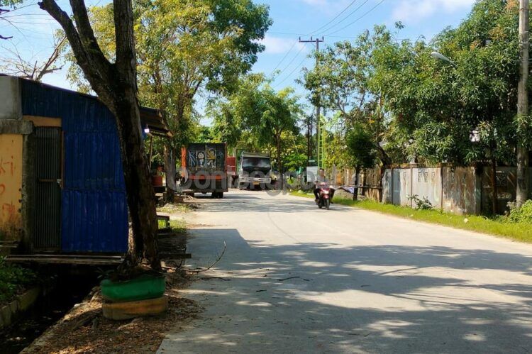 Sopir truk yang melewati RT 14 Tanjung Laut Indah diduga mesti membayar uang kebersihan ke sekelompok pemuda dengan dalih muatan mengotori jalan (Jelita/bontangpost.id)