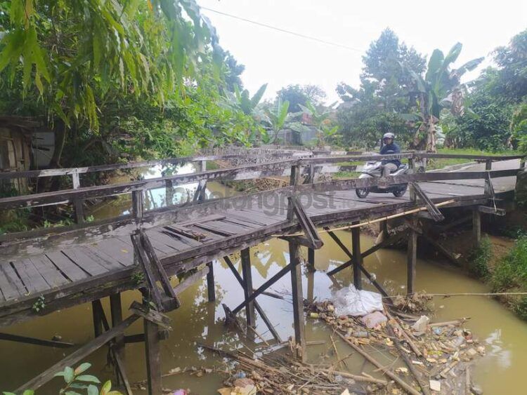 Salah satu lokasi jembatan yang kondisinya sangat berbahaya ketika dilintasi, sehingga harus segera diperbaiki.