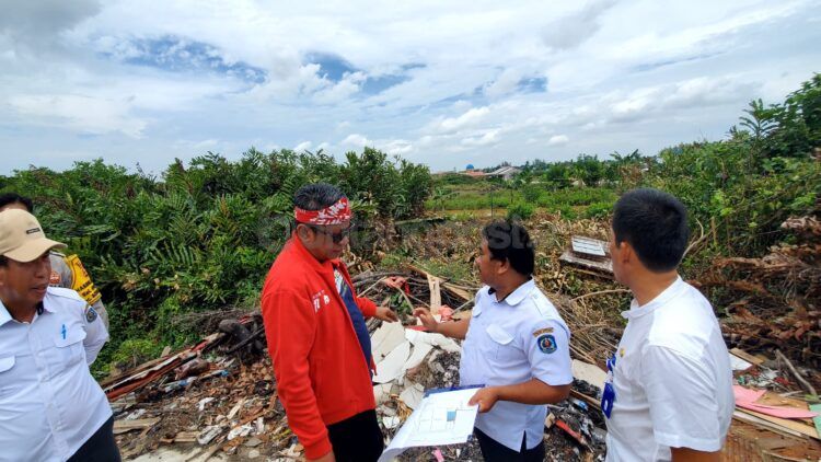 Wali Kota Bontang Basri Rase meninjau langsung lokasi lahan pembangunan SD Negeri 007 Bontang Utara di RT 15 Kelurahan Guntung (Lutfi/bontangpost)