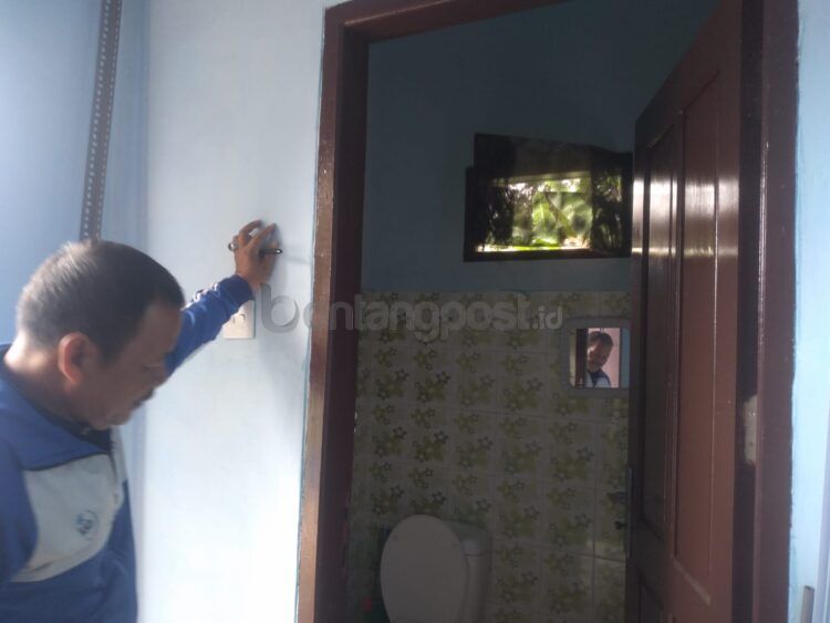 Maling menyelinap masuk dan membobol barang-barang di Balai Penyuluh KB Bontang Selatan lewat ventilasi kamar mandi