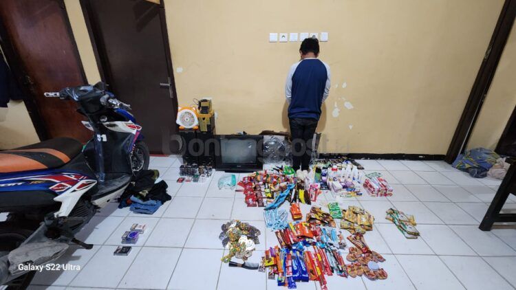 Tersangka dan barang curiannya ditahan di Mapolsek Bontang Selatan (ist)