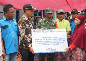 Peduli Korban Puting Beliung Selambai, Pupuk Kaltim Bantu Perbaikan Rumah Warga
