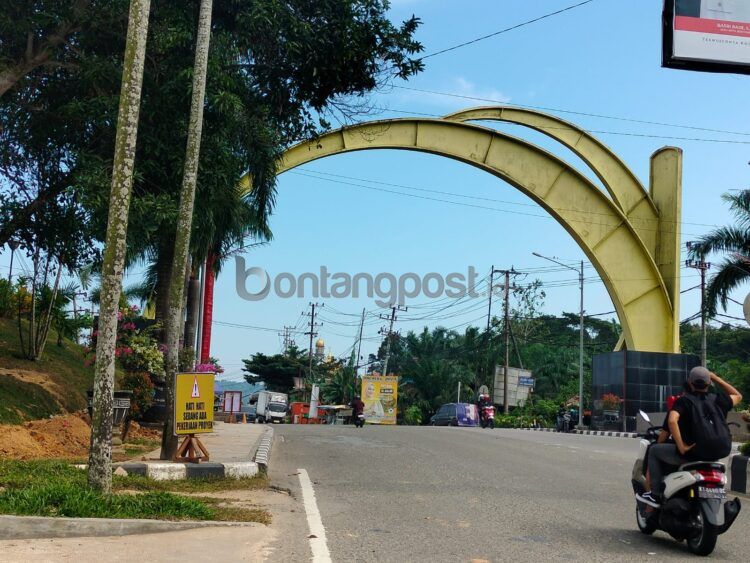 Tugu Selamat Datang bakal diperbaiki tahun ini. Meliputi penataan lapak pedagang dan penambahan ornamen (Jelita/bontangpost.id)