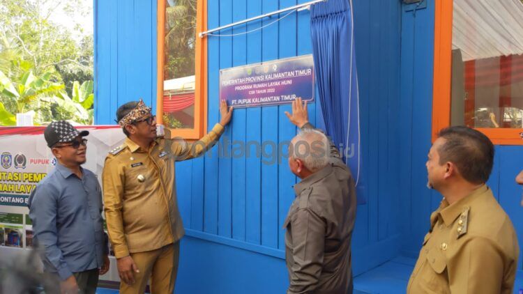Gubernur Isran resmikan rumah layak huni bantuan CSR Pupuk Kaltim senilai Rp 2 miliar (Nasrullah/bontangpost.id)