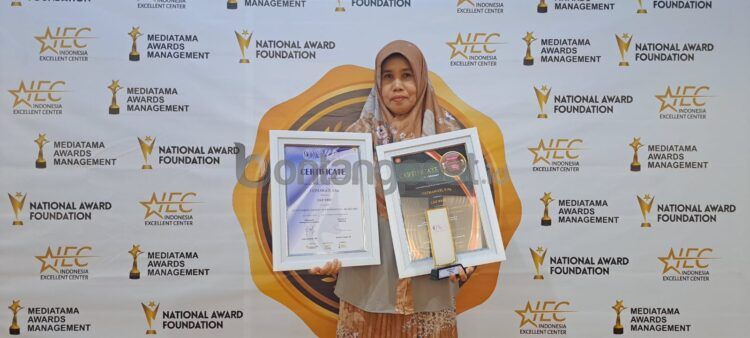 Pimpinan LKP BBEC binaan Pupuk Kaltim Fatmawati raih penghargaan Indonesia Executive Professional and Leadership Award 2023 dari National Award Foundation