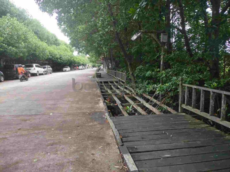 Trotoar di Jalan Kapten Piere Tendean, Bontang Kuala, sepanjang 1,5 kilometer akan dilebarkan hingga 1,5 meter. Langkah ini bagian dari upaya mencegah banjir rob.