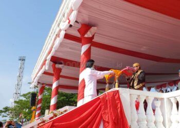 Kenakan Pakaian Adat Jawa, Wali Kota Basri Rase Pimpin Upacara HUT Ke-78 RI