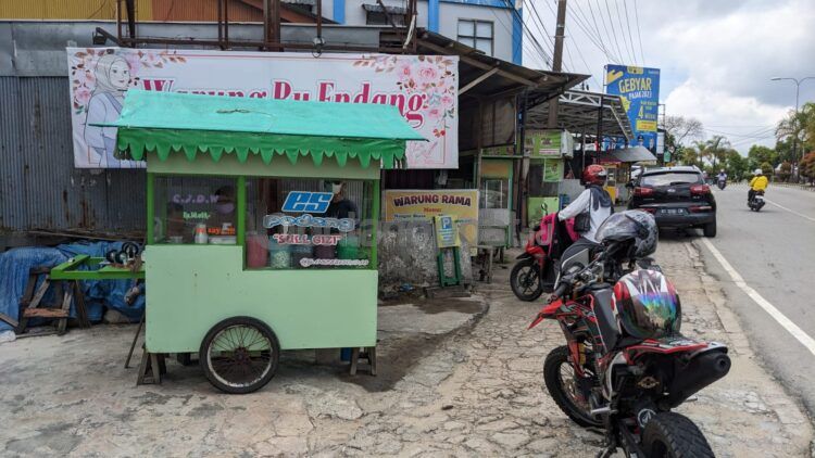 Es podeng full gizi KM 6 banyak diburu karena rasanya yang enak dan harga bersahabat di kantong (Nasrullah/bontangpost.id)