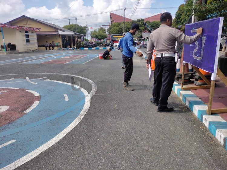 Uji SIM C Polres Bontang menerapkan lintasan baru (Jelita/bontangpost.id)