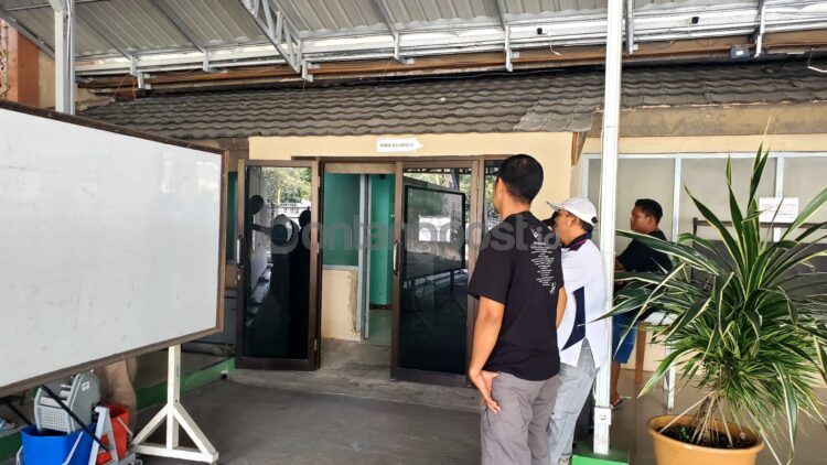 Keluarga korban yang diterkam buaya Guntung menunggu di rumah sakit (Lutfi/bontangpost)