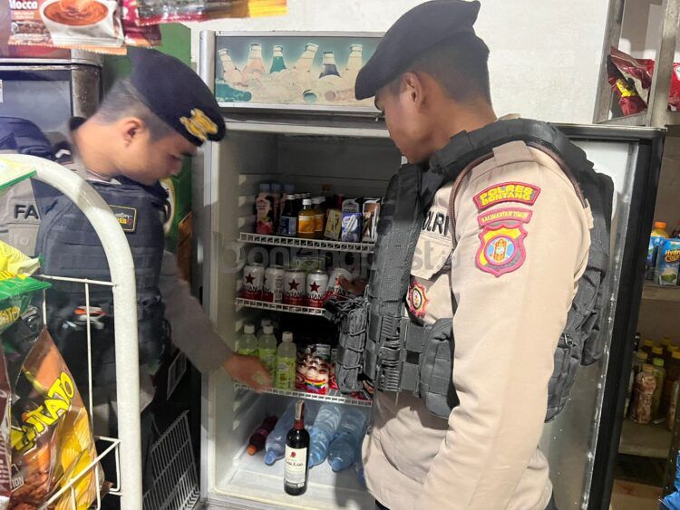 Personel Polres Bontang saat melakukan razia miras di sejumlah toko di tiga kecamatan di Bontang (ist)