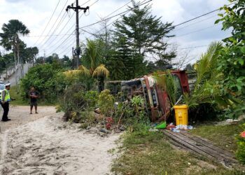 Tak Kuat Menanjak, Truk Pengangkut Pasir Terguling di Jalan S Parman