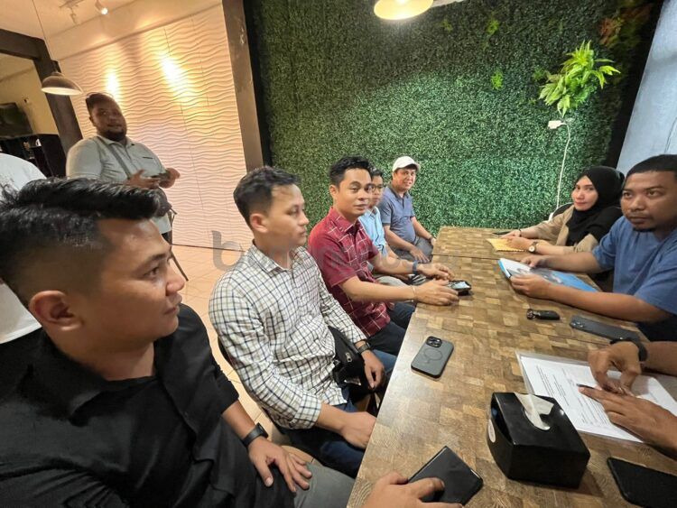 Awhinardi (kemeja merah) ditemani timnya saat mendaftar sebagai ketua Hipmi Bontang.