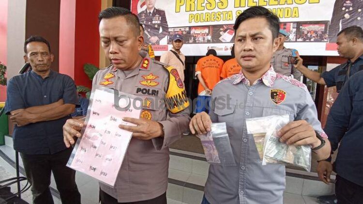 Wakapolresta Samarinda AKBP Eko Budiarto memperlihatkan 21 satu poket sabu siap edar, yang disita dari dua tersangka .OKE/SAPOS