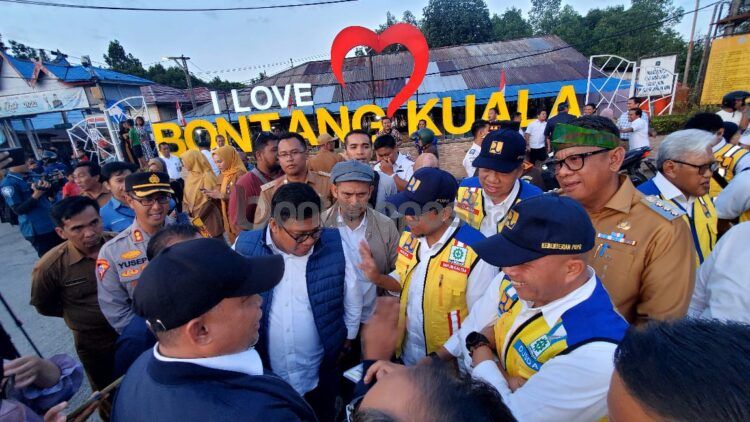 Wali Kota Bontang Basri Rase mendampingi rombongan Kementrian PUPR dan Anggota Komisi V DPR RI di Bontang Kuala (Lutfi/bontangpost)