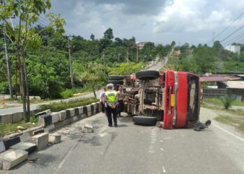 Truk Terguling di Tanjakan Tugu Selamat Datang, Jalan Ditutup Sementara