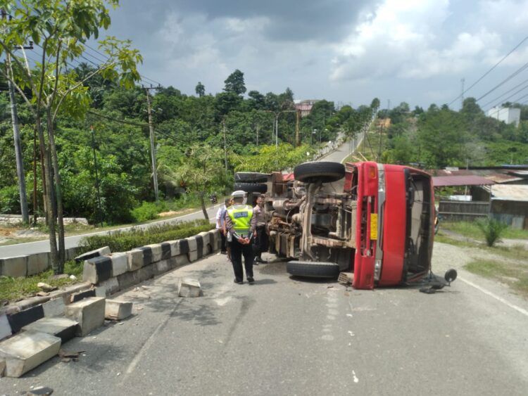 Truk bermuatan material kerikil terguling di Jalan S Parman (Jelita/bontangpost.id)