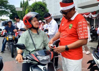 Semarak HUT Ke-78 RI, Pemkot Bontang Tebar Bendera Merah Putih ke Masyarakat