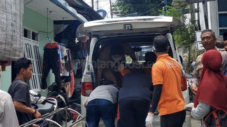 Jasad Warga Gunung Telihan yang ditemukan meninggal dalam kontrakan dibawa ke RSUD Taman Husada Bontang (Lutfi/bontangpost.id)