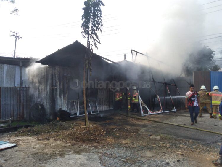 Sebuah gudang di simpang RSUD Taman Husada Bontang terbakar (Jelita/bontangpost.id)