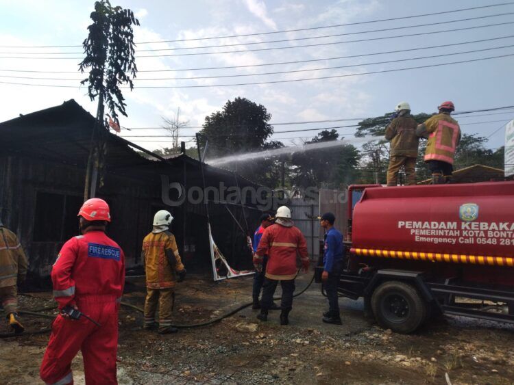 Proses pendinginan dilakukan oleh Disdamkartan (Jelita/bontangpost.id)