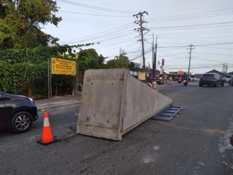 Beton seberat enam ton jatuh di jalan tembus Jalan Cipto Mangunkusumo (Jelita/bontangpost.id)