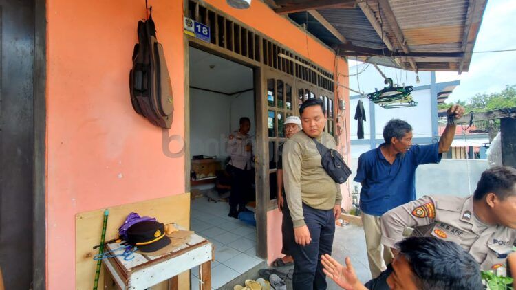 Seorang pria ditemukan meninggal di dalam kamar kontrakan di wilayah Gunung Telihan (Lutfi/bontangpost.id)