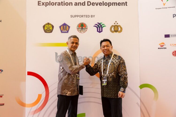 Ngakan Ketut Nurcahya Sentanu selaku General Manager Genting Oil Kasuri Pte. Ltd. (GOKPL) bersama dengan Wahju Budi Soesilo selalu Direktur Utama PT Pupuk Kalimantan Timur (Pupuk Kaltim) dalam agenda penandatanganan Perjanjian Jual Beli Gas Bumi di Bali Nusa Dua Convention Center. (20/09/2023)
