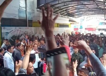 Aksi Presiden Jokowi di Pasar Merdeka Samarinda, Lempar Kaos dan Bagi Paket Sembako
