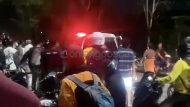 Kecelakaan di Jembatan Mahulu melibatkan pengendara motor dan truk, akibatnya pengendara roda dua yang merupakan anggota Polres Bontang meninggal (ist)