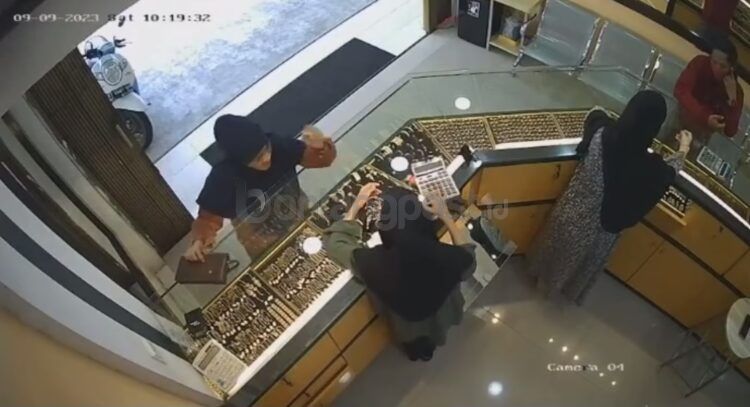 Rekaman CCTv terduga pelaku pencurian di toko emas wilayah Berebas Tengah