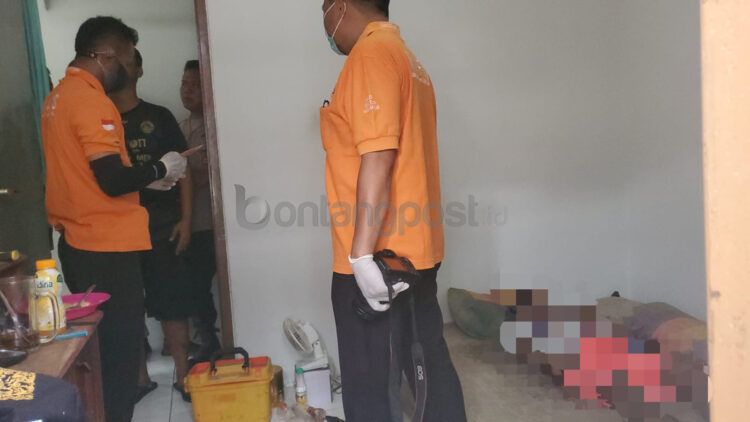 Tim Inafis Polres Bontang melakukan pemeriksaan terhadap sesosok mayat di Gunung Telihan (Lutfi/bontangpost.id)