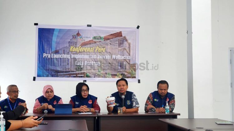 Dinkes Bontang menggelar konferensi pers mengenai penyebaran nyamuk wolba (Lutfi/bontangpost.id)