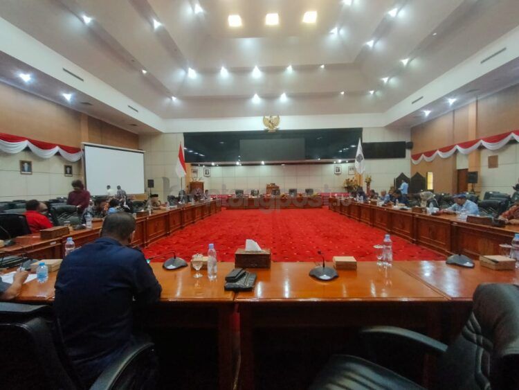 Rapat pembahasan rancangan peraturan daerah di Gedung DPRD Kota Bontang (Jelita/bontangpost.id)